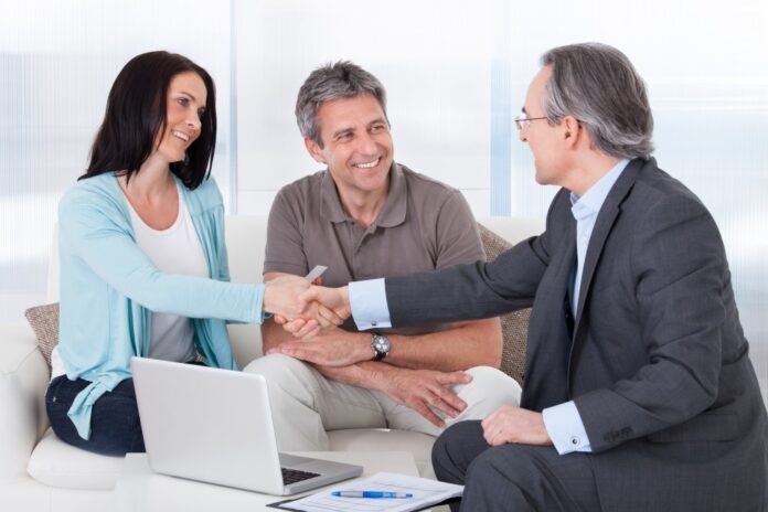 Difference Between Insurance Agents and Financial Advisors