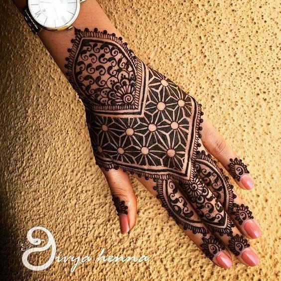1. Intricate Pakistani Mehndi Design for Hands: